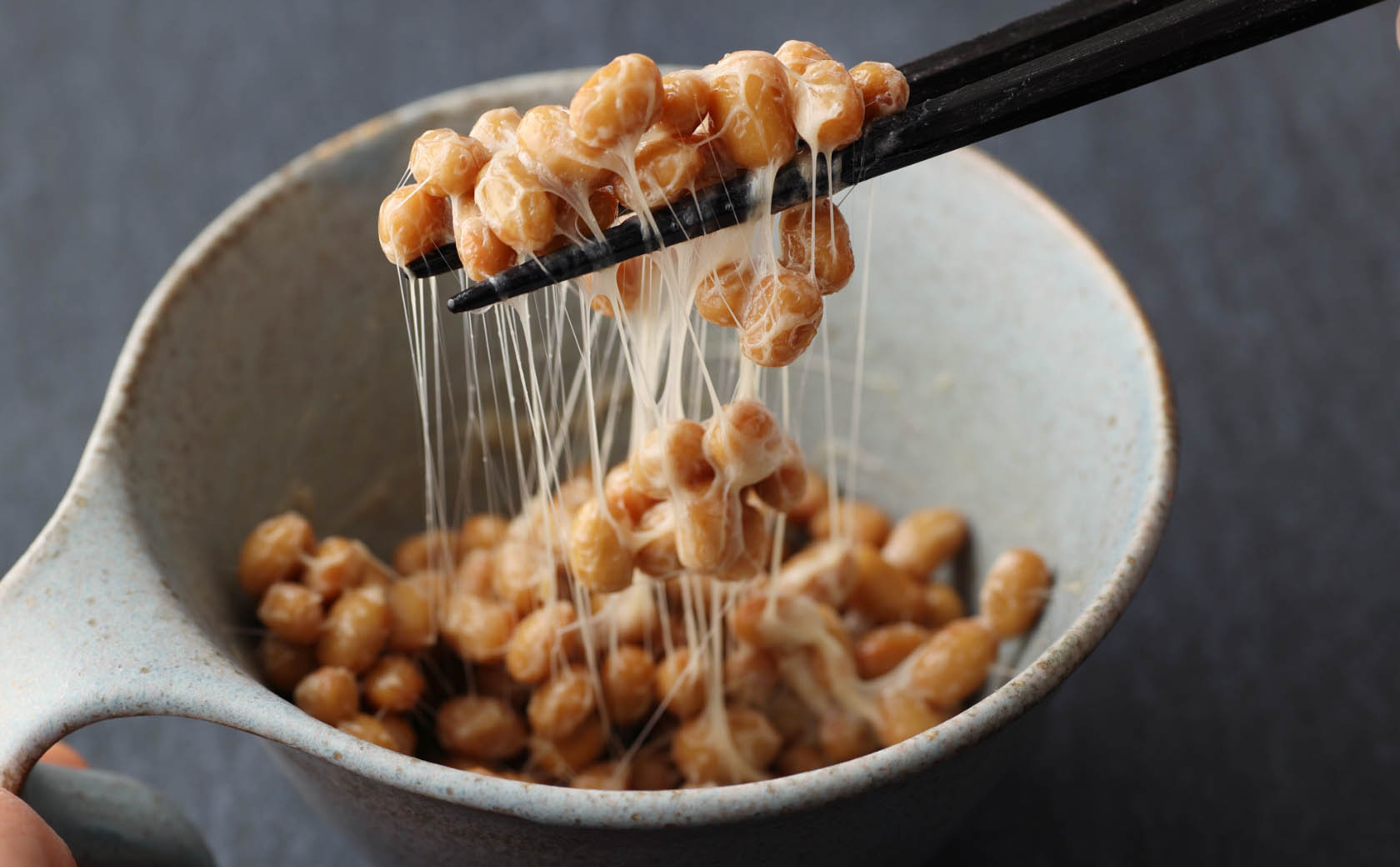 Fine threads are produced when you lift natto